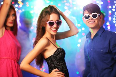 İnsanlar partide dans ediyor.