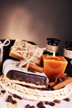 Organik sabunla kahve çekirdekleri, hasır mindere tablosunda, koyu arka plan, kahve spa kavramı üzerinde deniz tuzu