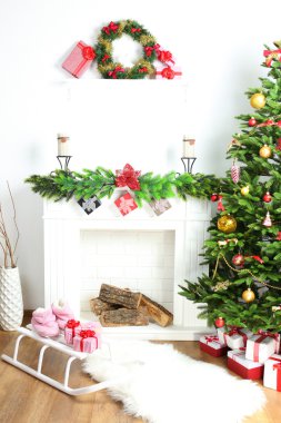 Odanın yanındaki Noel ağacı.