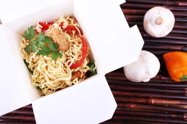 Paket servisi olan restoran kutusunda Çin eriştesi
