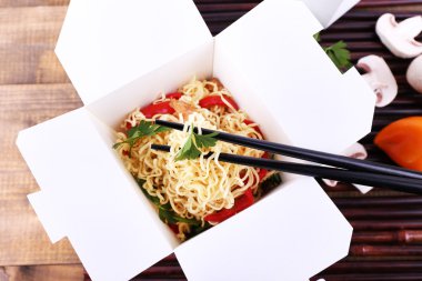 Paket servisi olan restoran kutusunda Çin eriştesi
