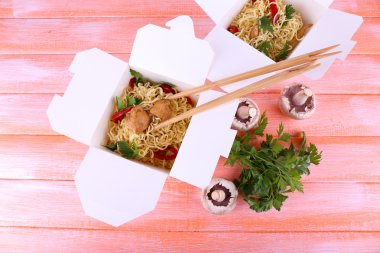 Paket servisi olan restoran kutularındaki Çin eriştesi
