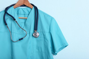 Doktor gömleği stetoskop ile