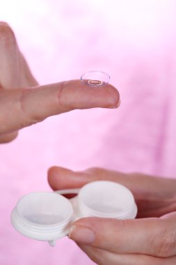 kontakt lensler ile kadın