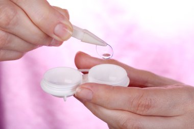 kontakt lensler ile kadın