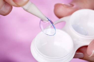 kontakt lensler ile kadın