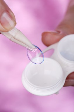 kontakt lensler ile kadın