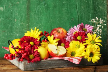 Kasımpatı ve meyve kompozisyonu