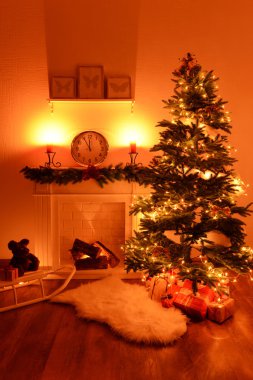 Noel ağacının yanında şömine