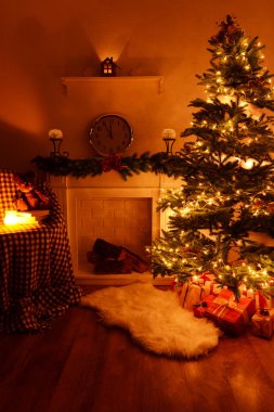 Noel ağacının yanında şömine