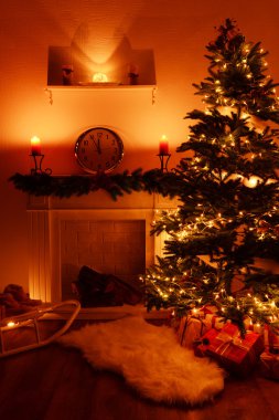 Noel ağacının yanında şömine