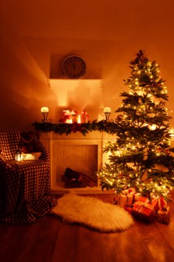 Noel ağacının yanında şömine