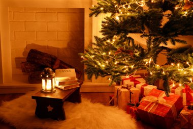 Noel ağacının yanında şömine