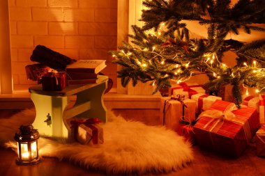 Noel ağacının yanında şömine