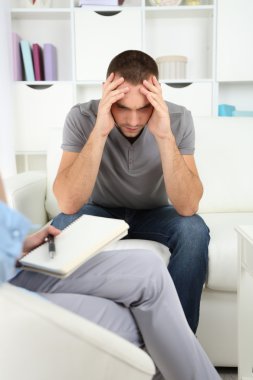 Psikolog resepsiyonda genç adam