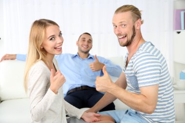 Aile psikolog ile terapi oturumu sonra genç mutlu çift