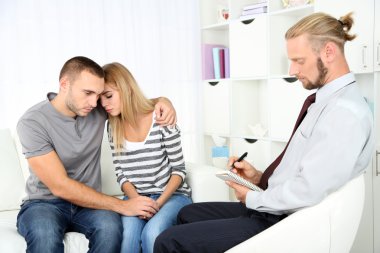 Aile psikologu resepsiyonunda sorunları olan genç bir çift.