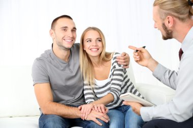 Aile psikolog ile terapi oturumu sonra genç mutlu çift