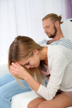 Evde kavga eden genç bir çift