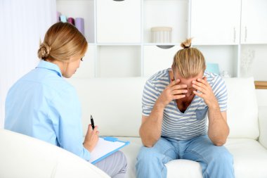 Psikolog resepsiyonda genç adam