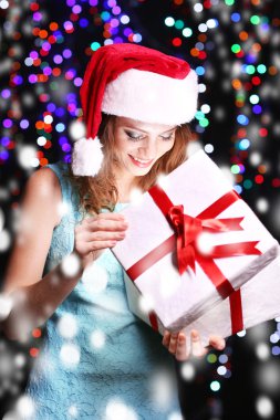 parlak ışıklar zemin üzerine güzel bir genç kadın portresi