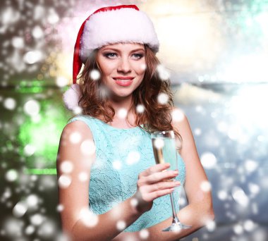 Parlak arka plan üzerinde güzel genç kadın portresi