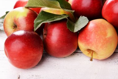 Tahta arka planda olgun kırmızı elmalar