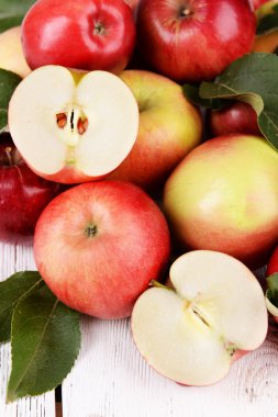 Tahta arka planda olgun kırmızı elmalar