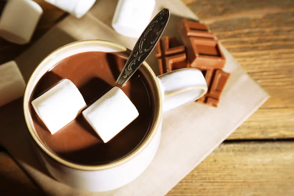 Varm choklad med marshmallows — Stockfoto