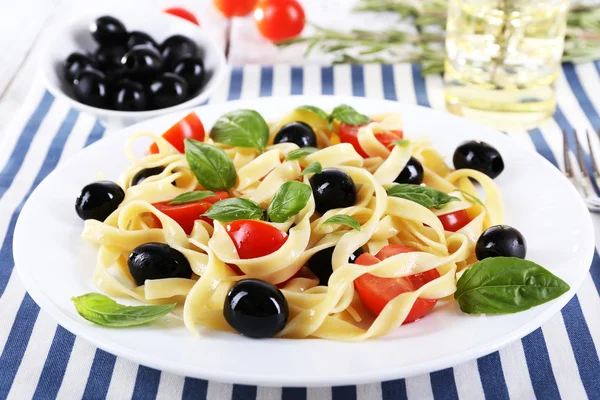 Spaghetti with tomatoes and olives — Stock Photo, Image