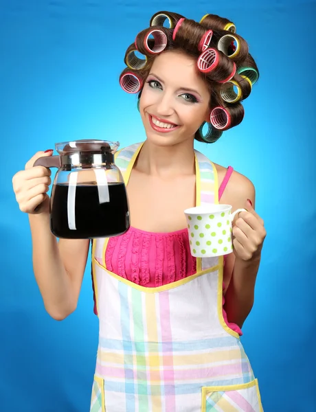 Hermosa chica en rulos de pelo sobre fondo azul — Foto de Stock