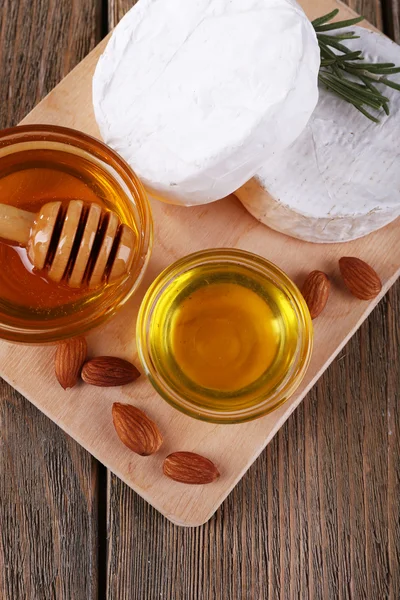 Camembert cheese and honey — Stock Photo, Image