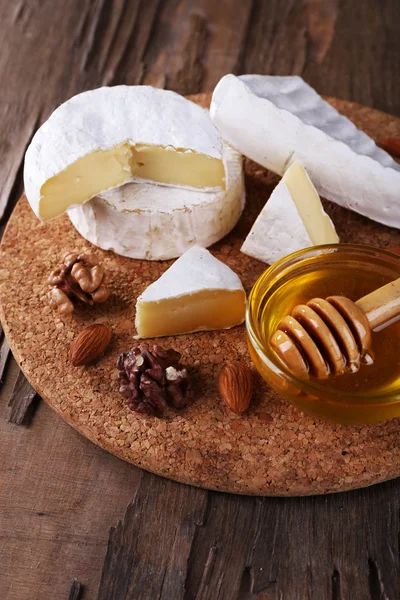 Fromage camembert, noix, miel et pain — Photo