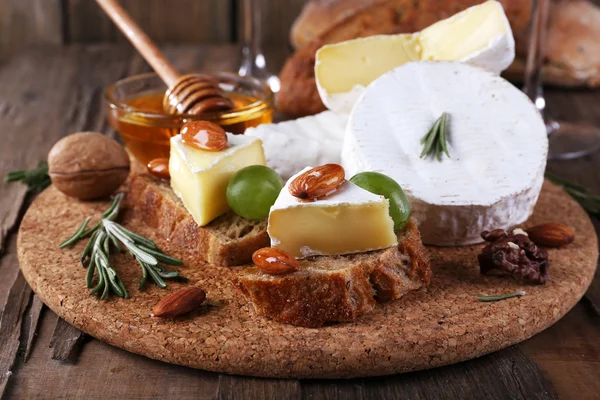 Camembert cheese, nuts, honey and bread — Stock Photo, Image