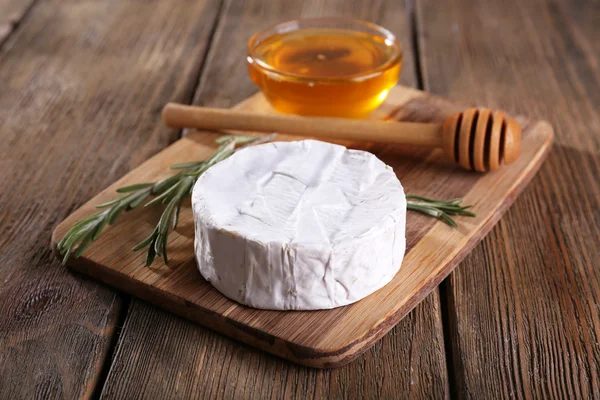 Camembert kaas en honing — Stockfoto