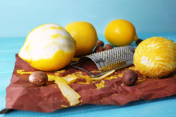 Limones con nueces y rallador —  Fotos de Stock