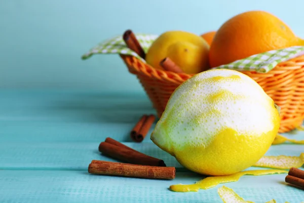 Lemons and oranges on napkin — Stock Photo, Image