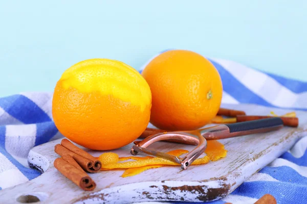 Oranges on cutting board — Stock Photo, Image