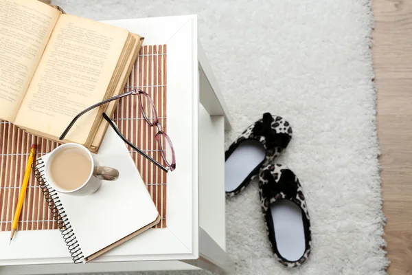 Taza de café con libro y vasos — Foto de Stock