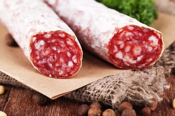 Italienische Salami auf Holzgrund — Stockfoto