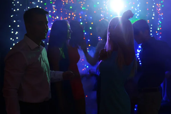 Gente bailando en fiesta — Foto de Stock