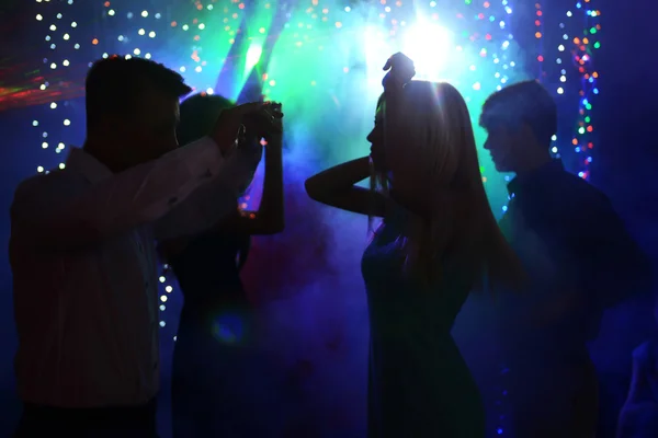 Gente bailando en fiesta — Foto de Stock