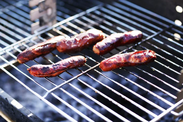 Salsicce sul barbecue Grill — Foto Stock