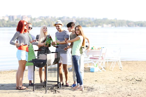 Riends met barbecue partij — Stockfoto