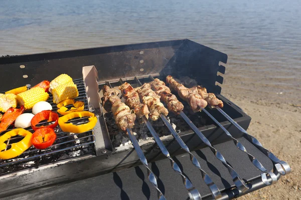 Skjevmakere og grønnsaker på grillmat – stockfoto