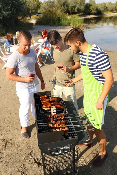 Amigos fazendo churrasco — Fotografia de Stock