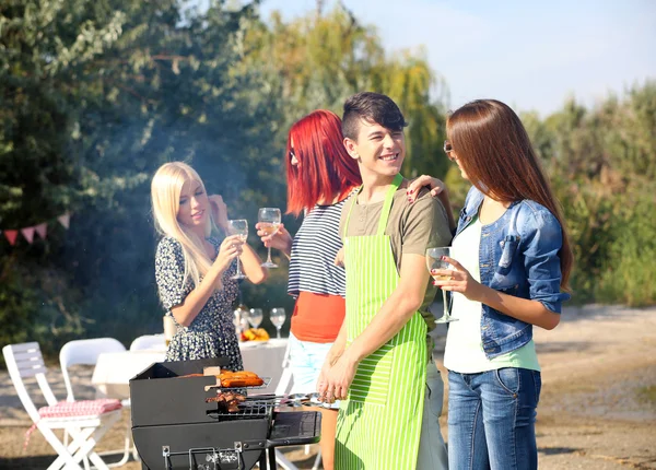 Riends avendo festa barbecue — Foto Stock