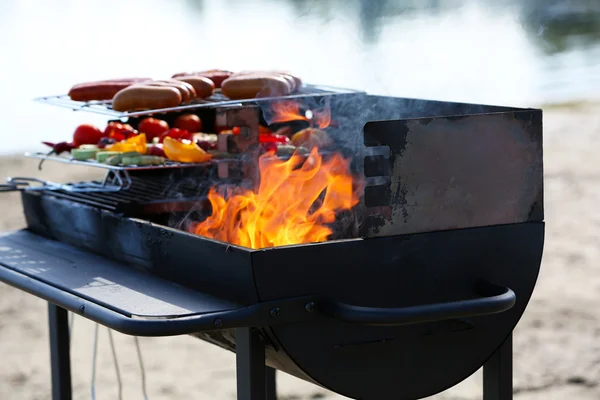Sausages and vegetables on barbecue — Stock Photo, Image