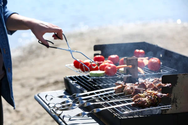 Skewers and vegetables on barbecue grill — Stock Photo, Image