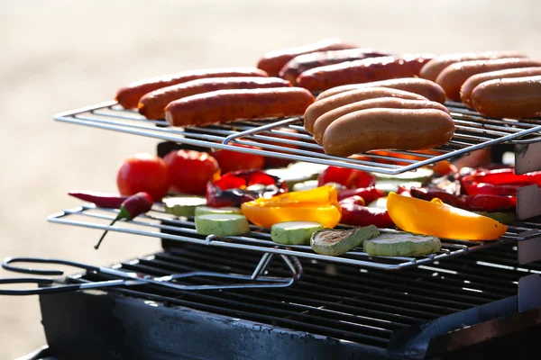 Pølser og grønnsaker til grillmat – stockfoto